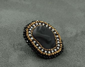 Broche con motivo facial bordado a mano con cuentas en blanco y negro, pequeño pin personal ligero tipo tótem, pines para camisetas.