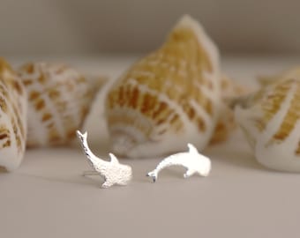 Pendientes de tiburón ballena de plata de ley texturizados a mano