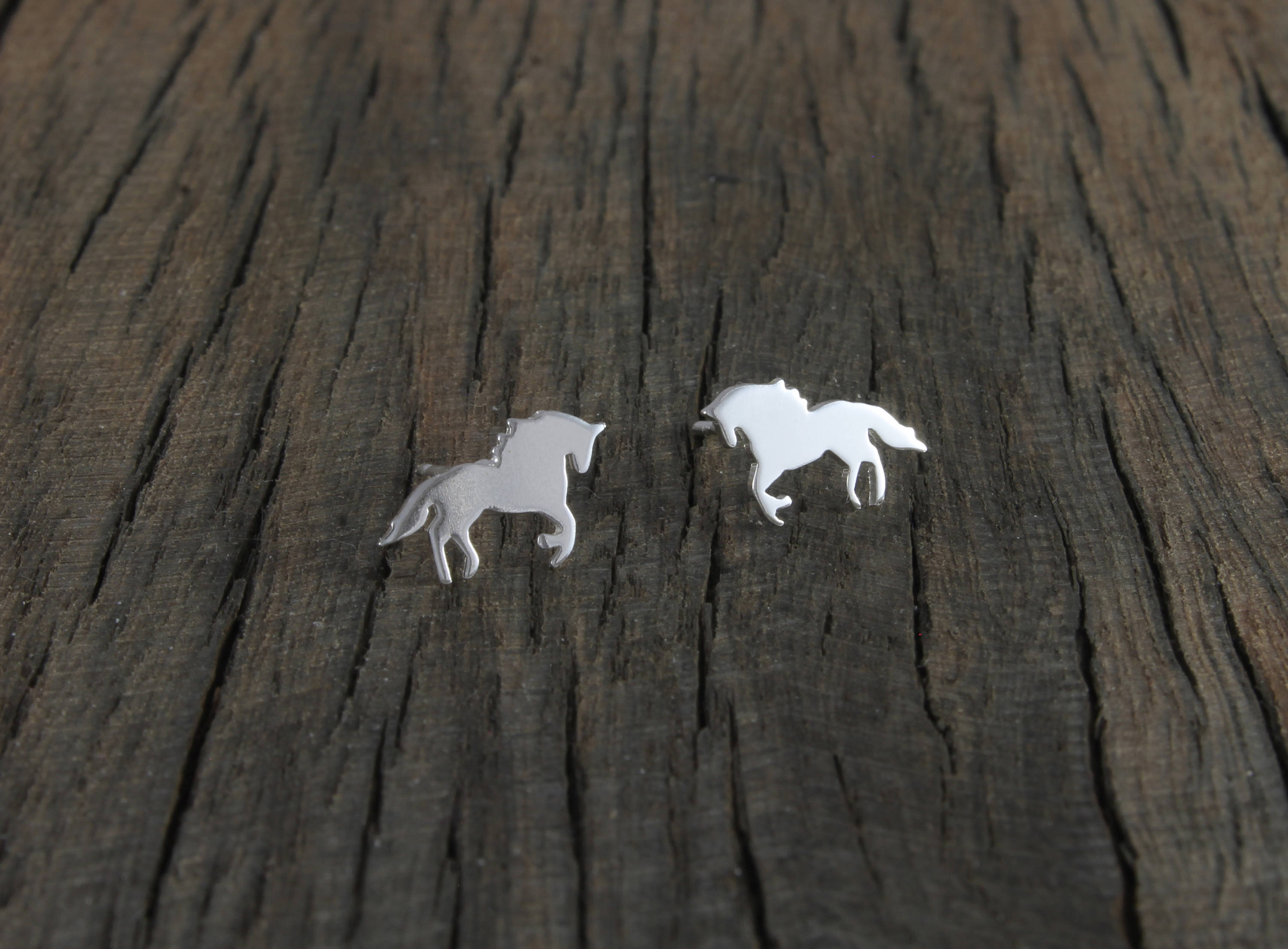 Orecchini a bottone a forma di cavallo in argento sterling fatti a mano: regalo equestre - Italia