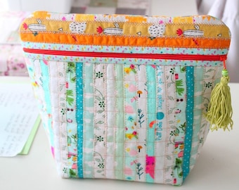 Quilted toiletry bag pattern with selvage fabric, diy toiletry bag tutorial, how to sew a toiletry bag, selvage bag, selvage pouch