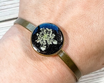 Real Flower Bracelet, real queen annes lace dried white flower bangle bronze bracelet, easy to wear bracelet in antique bronze, dried flower