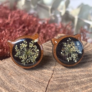 Real Flower Cat Earrings - Queen Annes Lace - Tiny Brass Kitty Cat Styd Earrings for resin jewelry, minimalist earring gifts for cat lover