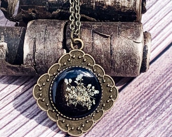 Pressed Flower Necklace, pressed flower jewelry, dried flower jewelry terrarium jewelry real flower resin flower necklace queen annes lace