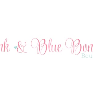 Puede incluir: Logotipo de Pink & Blue Bonnets Boutique con una fuente de letra rosa y un peque&ntilde;o coraz&oacute;n azul.