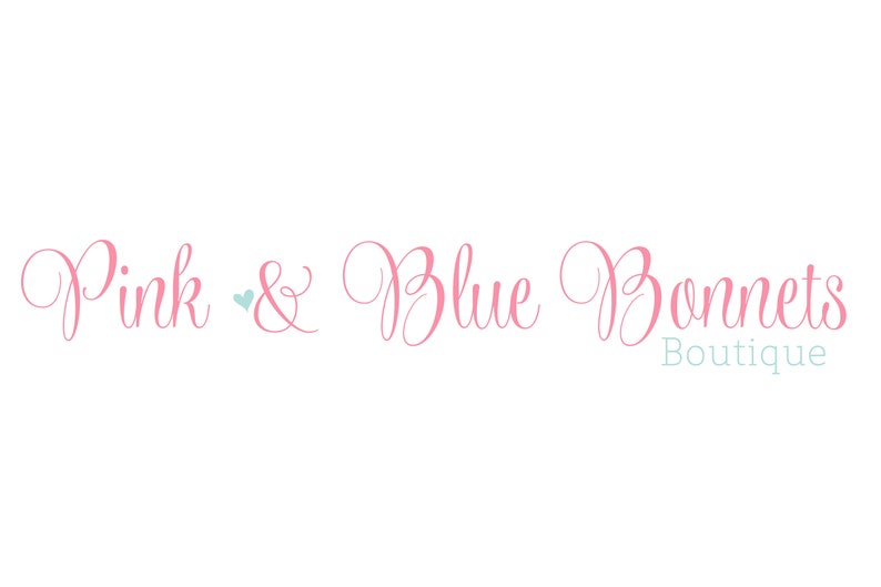 Puede incluir: Logotipo de Pink & Blue Bonnets Boutique con una fuente de letra rosa y un peque&ntilde;o coraz&oacute;n azul.