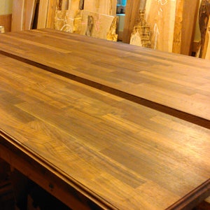 Pu&ograve; includere: Due lunghi pezzi rettangolari di legno marrone scuro con una finitura liscia e lucida. Il legno presenta una venatura naturale ed &egrave; bordato da una modanatura decorativa.
