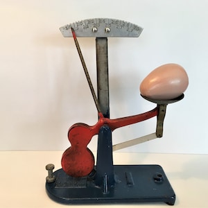 VINTAGE EGG SCALE HAS TINY PART OF LABEL WORKS