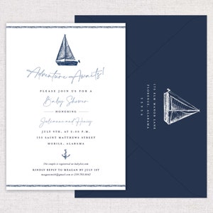 K&ouml;nnte beinhalten: Eine wei&szlig;e Babyparty-Einladung mit blauem Text und einer Segelboot-Illustration. Die Einladung lautet "Abenteuer wartet!" und enth&auml;lt die Details der Veranstaltung, einschlie&szlig;lich Datum, Uhrzeit, Ort und die Namen des geehrten Paares. Die Einladung enth&auml;lt auch eine kleine Anker-Illustration.