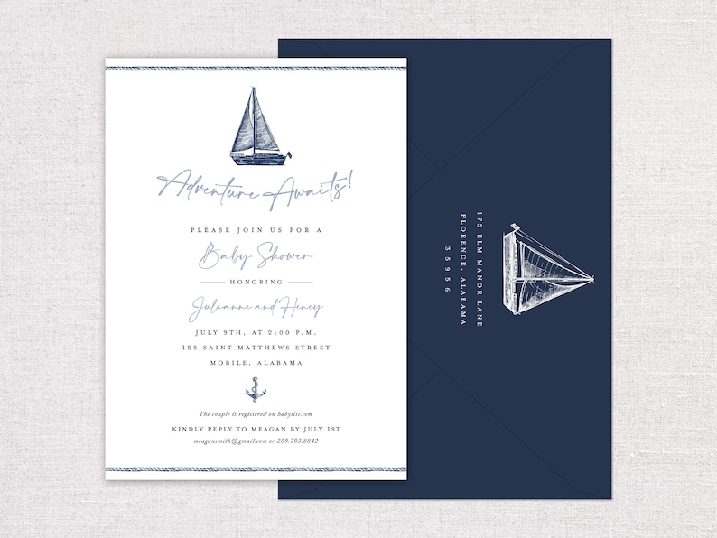 K&ouml;nnte beinhalten: Eine wei&szlig;e Babyparty-Einladung mit blauem Text und einer Segelboot-Illustration. Die Einladung lautet "Abenteuer wartet!" und enth&auml;lt die Details der Veranstaltung, einschlie&szlig;lich Datum, Uhrzeit, Ort und die Namen des geehrten Paares. Die Einladung enth&auml;lt auch eine kleine Anker-Illustration.