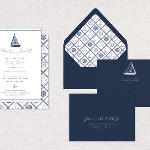 K&ouml;nnte beinhalten: Eine nautisch gestaltete Einladung zu einer Babyparty mit einem blau-wei&szlig;en Muster aus Ankern, Schiffen und Steuerr&auml;dern. Die Einladung lautet "Adventure Awaits! Please join us for a Baby Shower Honoring  Julianna and Henry July 9th, at 2:00 P.M. 112 Saint Catherine Street Mobile, Alabama"
