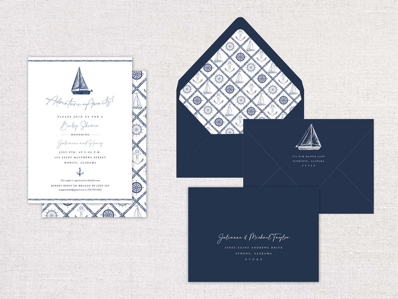 K&ouml;nnte beinhalten: Eine nautisch gestaltete Einladung zu einer Babyparty mit einem blau-wei&szlig;en Muster aus Ankern, Schiffen und Steuerr&auml;dern. Die Einladung lautet "Adventure Awaits! Please join us for a Baby Shower Honoring  Julianna and Henry July 9th, at 2:00 P.M. 112 Saint Catherine Street Mobile, Alabama"
