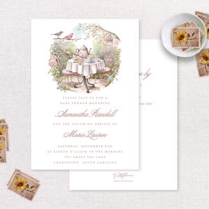 Può includere: Un invito a una festa di baby shower bianco con un'illustrazione ad acquerello di un tè in giardino. Il testo recita "Si prega di unirsi a noi per una festa di baby shower in onore di Samantha Randell e l'imminente arrivo di Marie Lauren. Sabato 9 settembre alle undici del mattino. 207 Sweet Pea Lane, Charleston, Carolina del Sud. G. Willow Creative Studio."
