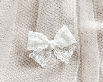Witte kanten strik, hoofdband of clip, herfststrikken, witte babystrik