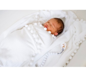 Babydeken.  Babydeken pom pom wafel, witte babydeken, inbakerdoek, zachte babydeken, ziekenhuistas