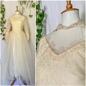 Vintage 1950s Wedding Gown / 50s Cream Tulle & Lace Wedding Dress w/ Sheer Lace Sleeves and Collared Neckline w/ Big Full Skirt w/ Train