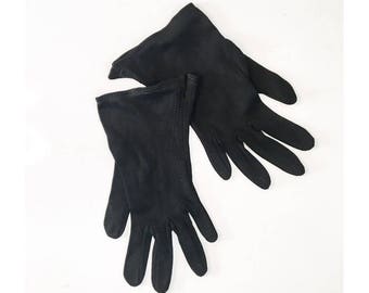 Pode incluir: Um par de luvas de algodão preto. As luvas são feitas de um tecido macio e elástico e têm um design simples e clássico.