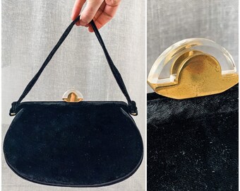 Bolso vintage de terciopelo negro de los años 40 con cierre decorativo de lucita.