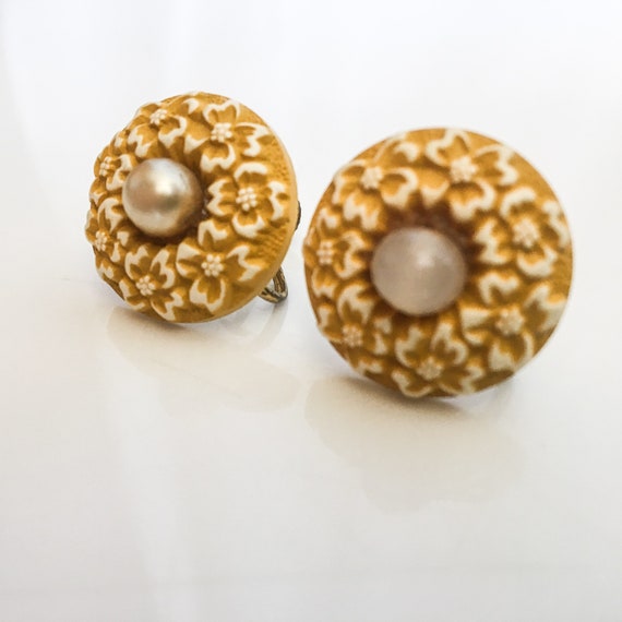 Vintage Floral Carved Pearl Earrings / 40s 50s Ca… - image 4