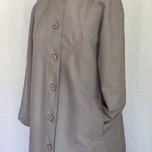VTG 1970s Womens Misty Harbor Coat / Petite Size 8 / Vintage Union Made Misty Harbor / Taupe Rain Coat Zip Out Sherpa Liner / All Seasons image 2