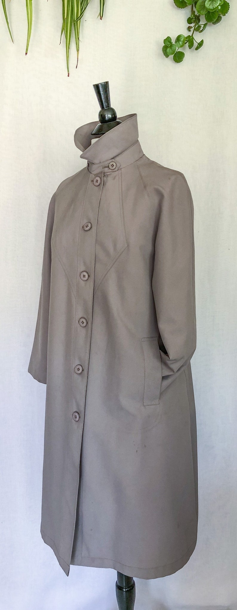 VTG 1970s Womens Misty Harbor Coat / Petite Size 8 / Vintage Union Made Misty Harbor / Taupe Rain Coat Zip Out Sherpa Liner / All Seasons image 2