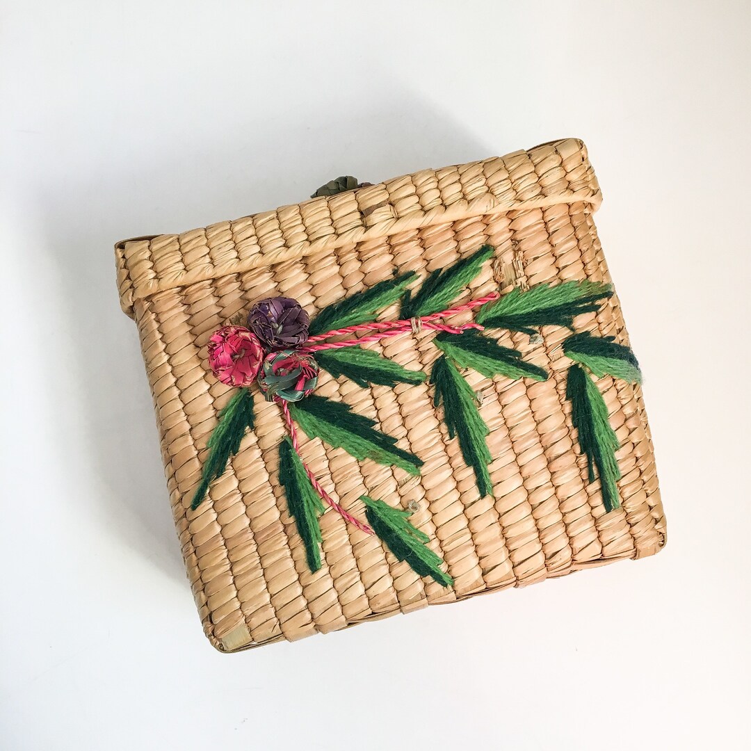 Vintage Floral Straw Box // Embroidered Flowers W/ Raffia & Yarn // Straw Floral Decorative