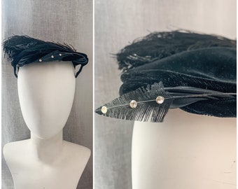 Gorra Juliette vintage de terciopelo negro con plumas y detalle de diamantes de imitación