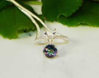 Ciondolo in argento sterling con topazio mistico arcobaleno rotondo da 6 mm con collana a catena da 1 ct