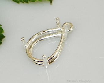 Puede incluir: Engaste de plata para colgante en forma de pera con cuatro garras. El engaste tiene un bucle en la parte superior para sujetar una cadena o un cordón.