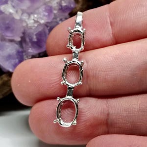 ¡NUEVO! Colgante ovalado de 3 piedras de 7x5, 8x6 y 9x7 en plata de ley con engaste preentallado (E35-PO-3201)