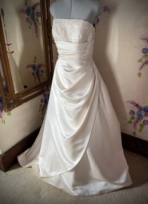 Cream strapless wedding dress