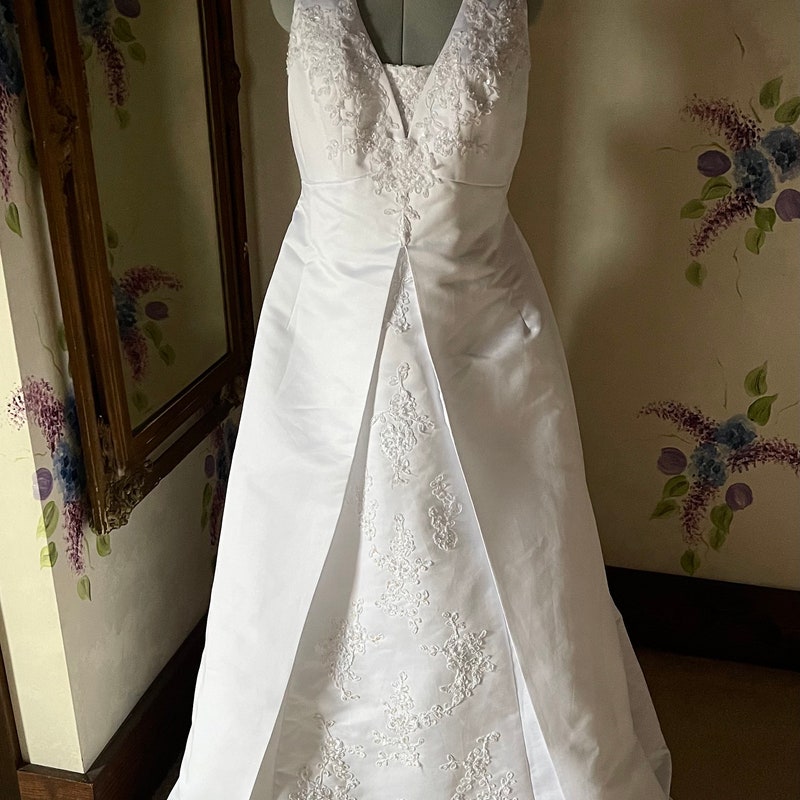 Halter Sleeveless Lace Wedding Dress