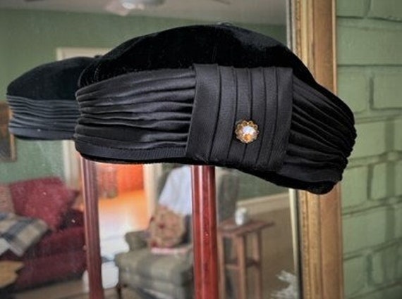 Black velvet 1950's hat - image 1