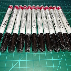 12 marqueurs noirs à base d'huile Sharpie, pointe extra fine, 35526