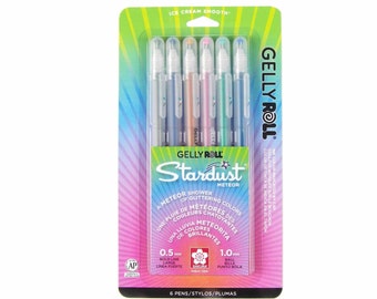 Può includere: Un pacchetto di sei penne gel Gelly Roll Stardust Meteor su uno sfondo arcobaleno. Le penne hanno una linea spessa da 0,5 mm e una punta a sfera da 1,0 mm. I colori dell'inchiostro sono indicati dal colore del cappuccio.