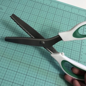 9.5 Inch Pinking Shears Zig Zag Cut Comfort Grips Sewing Scissors
