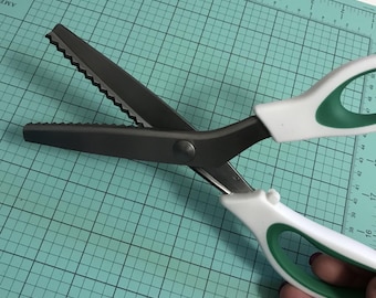 Stof Pinking Shears - RVS Wave Blade Schaar Handgemaakte Dressmaking gekartelde en geschulpte schaar Fit Cut Curve voor Leer, Stof Edge, Papier, Multi-Purpose (Scalloped 7mm
