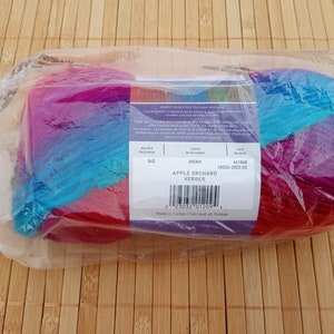 Hilo Apple Orchard Lion Brand Landscapes para ropa, mantas, crochet, tejido, macramé y acrílico; 147 yardas, 441 pies, 134 m, 3,5 oz, 100 g