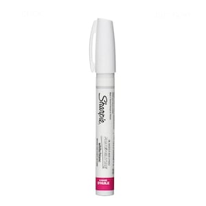Könnte beinhalten: Weißer, ölbasierter Markierstift mit schwarzem Sharpie-Logo und den Worten "Oil Based/A Base D'Huile Paint/Peinture" und "White/Blanc" auf dem Etikett.