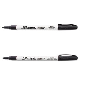 Könnte beinhalten: Zwei schwarze Sharpie Paint Marker mit einer mittleren Spitze und ölbasierter Tinte. Die Marker befinden sich auf einem weißen Hintergrund.