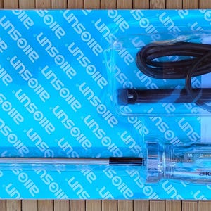 Könnte beinhalten: Ein 12V-Schaltkreisprüfer der Marke Allosun in der originalen blau-weißen Verkaufsverpackung. Das Werkzeug verfügt über einen transparenten Griff, eine lange Metallsonde und ein schwarzes Spiralkabel mit Stecker. Die Verpackung enthält Text.