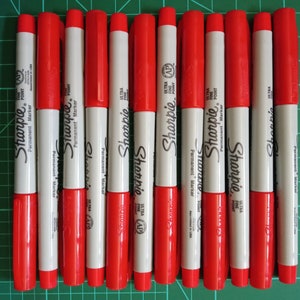 12 rote Sharpie Precision Marker; Ultrafeine Spitze; Illustration, Zeichnen, Mischen, Schattieren, Rendern, Kunst, Kunsthandwerk
