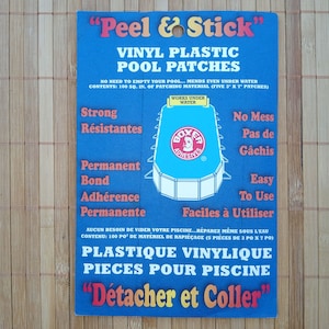 Peut inclure: Emballage bleu et rouge pour des patchs de piscine en plastique vinyle. L'emballage présente une illustration de piscine en dessin animé et le texte "Peel & Stick" et "Vinyl Plastic Pool Patches". L'emballage comprend également le texte "Pas besoin de vider votre piscine... Répare même sous l'eau" et "Contenu : 100 po² de matériel de rapiéçage (cinq pièces de 3 po x 7 po)".