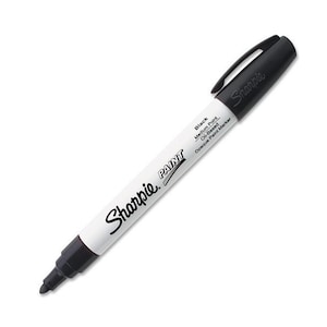 Könnte beinhalten: Schwarzer Sharpie-Farbstift mit mittlerer Spitze und ölbasierter, deckender Farbe. Der Stift ist mit "Schwarz, Mittlere Spitze, Ölbasiert, Deckender Farbstift" beschriftet.