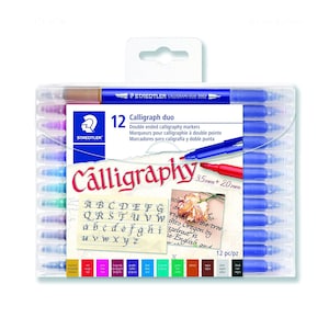 Op de afbeelding: Een set van 12 dubbelzijdige kalligrafie-stiften in een transparante kunststof verpakking. De stiften hebben een blauwe huls en een rood-blauwe dop. De verpakking heeft een label met de tekst "Calligraph duo" en "Dubbelzijdige kalligrafie-stiften".