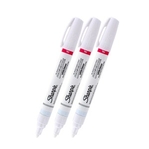 Könnte beinhalten: Drei weiße Sharpie Öl-basierte Farbmarker mit roten Kappen. Die Marker sind mit "white/blanc" und "PAINT/PEINTURE" beschriftet.