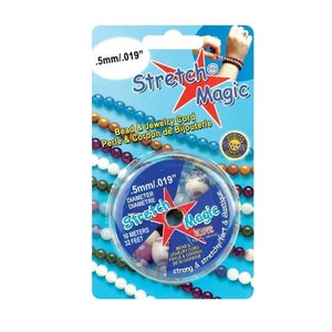 Peut inclure: Une bobine de cordon élastique transparent pour perles et bijoux "Stretch Magic". La bobine est étiquetée 0,5 mm/0,019" de diamètre, 10 mètres, 32 pieds. L'étiquette indique également "Stretch Magic" et "Bead & Jewelry Cord, Perle & Cordon de Bijouterie".