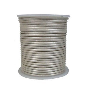 Cordão de couro redondo prateado metálico, 2 mm de espessura. Carretel de 25 metros (28 jardas) para miçangas, joias, colares e artesanato.
