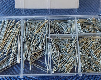Kit surtido de 700 clavos para colgar cuadros, clavos para colgar cuadros en la pared, clavos para marcos, pequeños clavos de acabado.