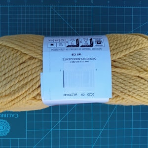 Hilo grueso Bernat Softee amarillo dorado brillante; hilo voluminoso de 3 capas; ideal para crochet, tejido, macramé, prendas, afganos y más.