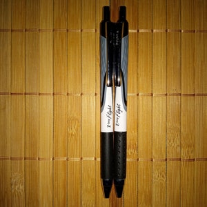 2 schwarze Zebra Pen Z-Grip Flight Stick Kugelschreiber, Klassisch, 1,2 mm fette Spitze, Spitze, ZGrip, 21910, 25512